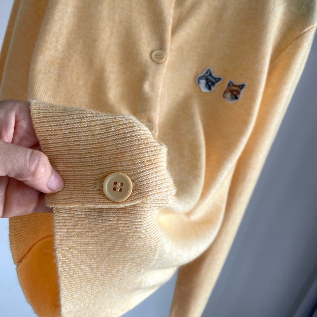 双老虎头实物图秋冬新品女士开衫双头狐狸针织衫毛衣开衫颜色：白色、天兰、绿色、玫红、灰色、驼色、黑色、粉色