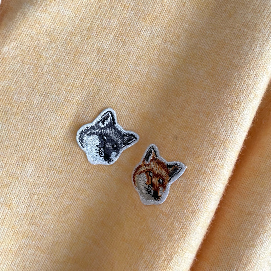 双老虎头实物图秋冬新品女士开衫双头狐狸针织衫毛衣开衫颜色：白色、天兰、绿色、玫红、灰色、驼色、黑色、粉色