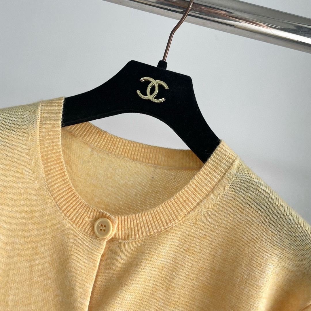 双老虎头实物图秋冬新品女士开衫双头狐狸针织衫毛衣开衫颜色：白色、天兰、绿色、玫红、灰色、驼色、黑色、粉色