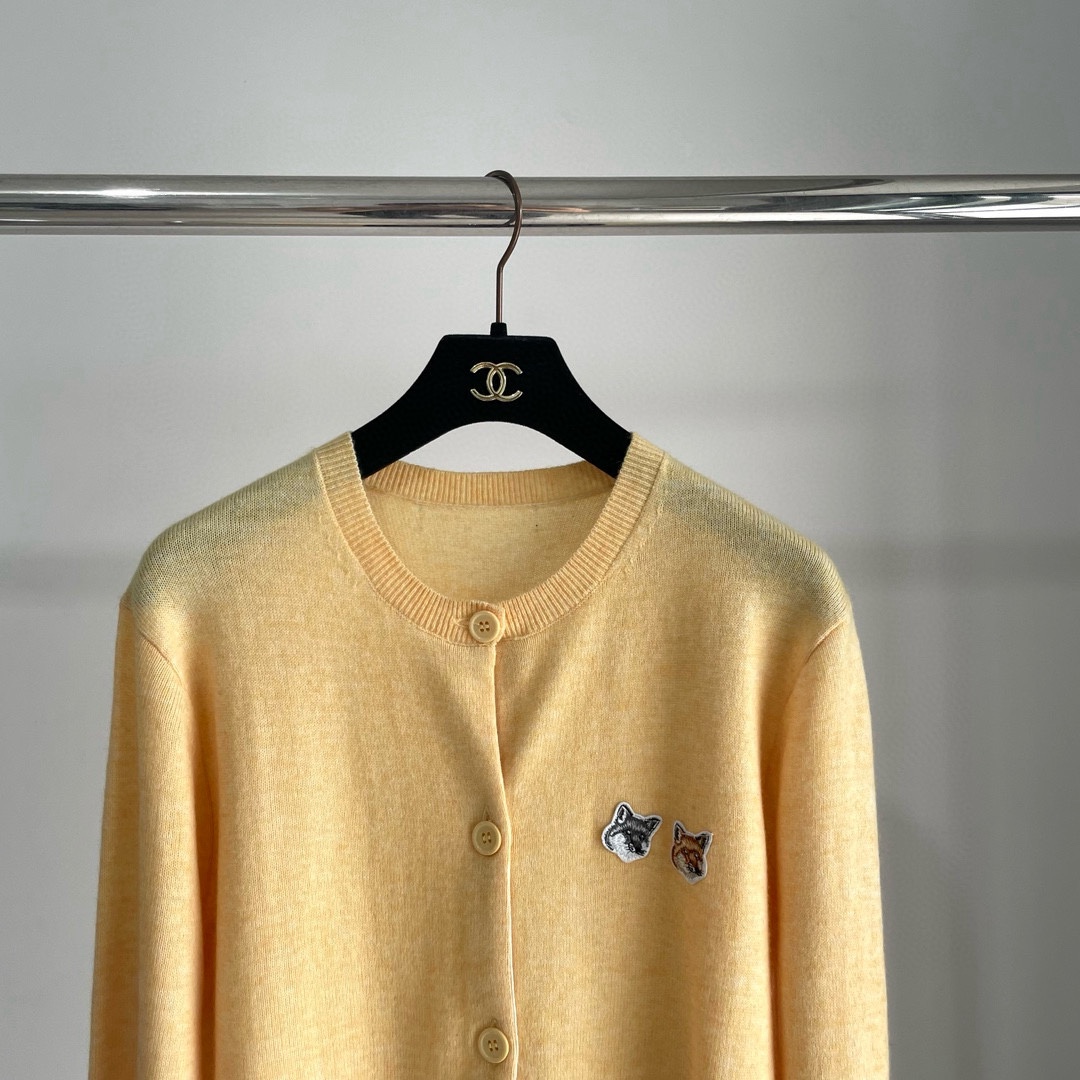 双老虎头实物图秋冬新品女士开衫双头狐狸针织衫毛衣开衫颜色：白色、天兰、绿色、玫红、灰色、驼色、黑色、粉色