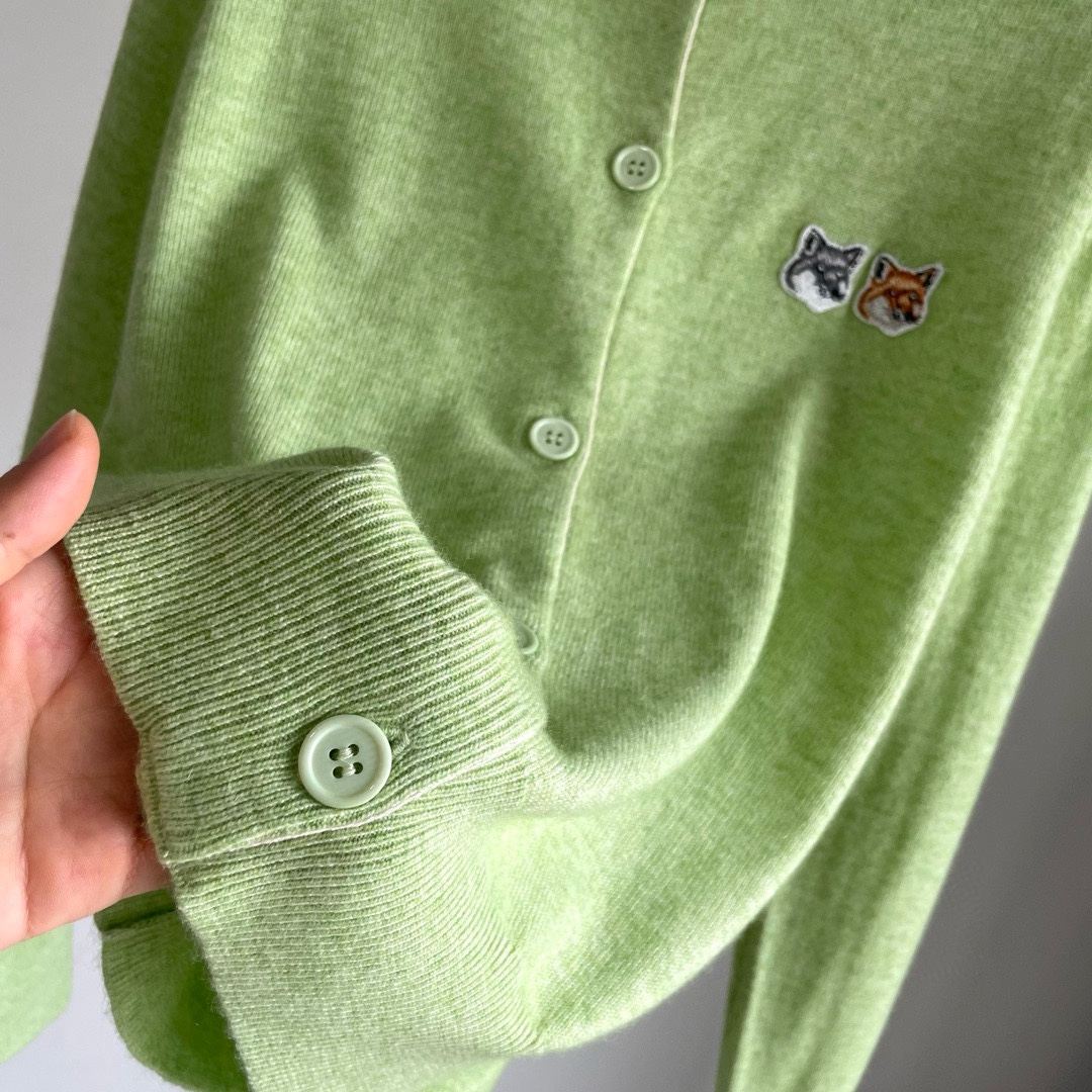 双老虎头实物图秋冬新品女士开衫双头狐狸针织衫毛衣开衫颜色：白色、天兰、绿色、玫红、灰色、驼色、黑色、粉色