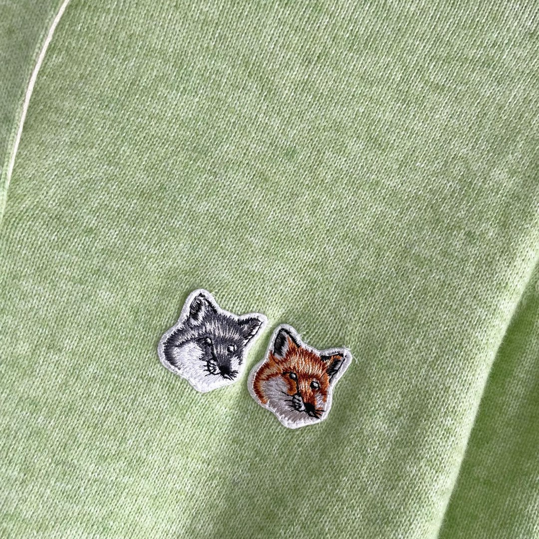 双老虎头实物图秋冬新品女士开衫双头狐狸针织衫毛衣开衫颜色：白色、天兰、绿色、玫红、灰色、驼色、黑色、粉色