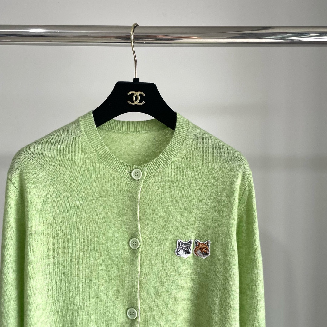 双老虎头实物图秋冬新品女士开衫双头狐狸针织衫毛衣开衫颜色：白色、天兰、绿色、玫红、灰色、驼色、黑色、粉色