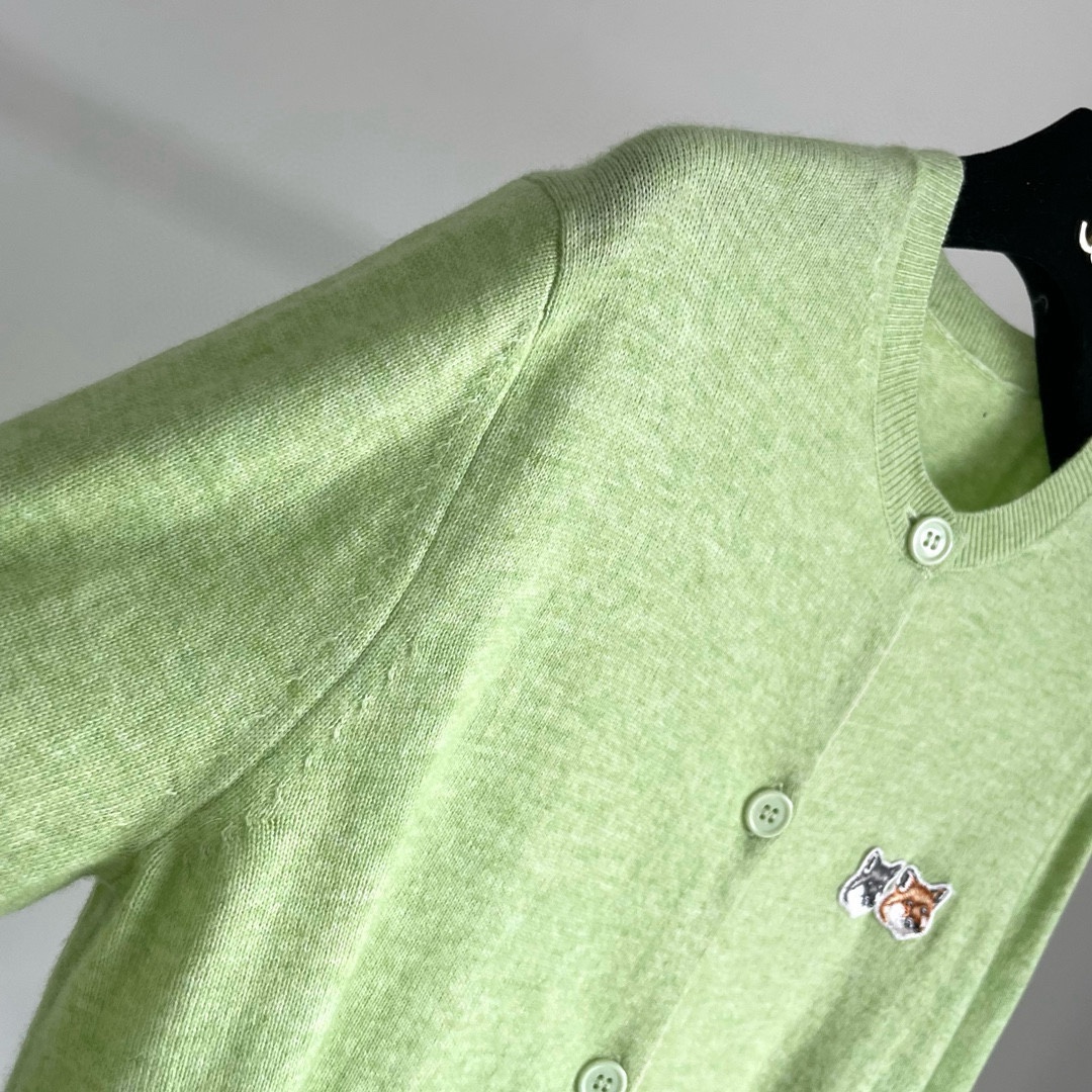 双老虎头实物图秋冬新品女士开衫双头狐狸针织衫毛衣开衫颜色：白色、天兰、绿色、玫红、灰色、驼色、黑色、粉色