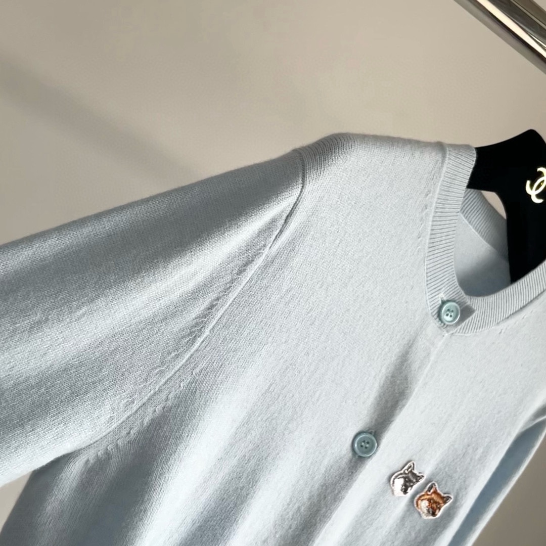 双老虎头实物图秋冬新品女士开衫双头狐狸针织衫毛衣开衫颜色：白色、天兰、绿色、玫红、灰色、驼色、黑色、粉色