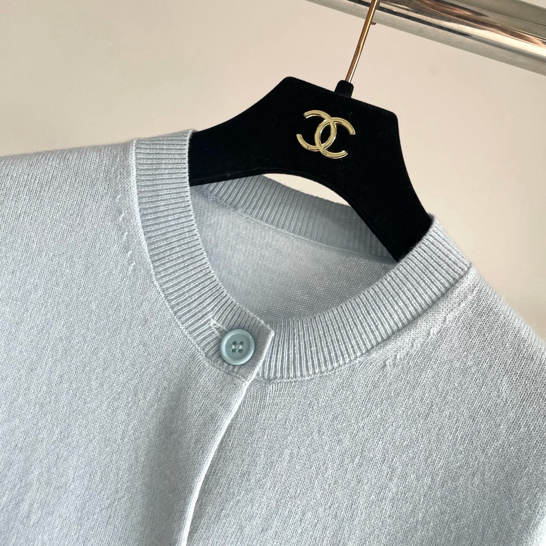 双老虎头实物图秋冬新品女士开衫双头狐狸针织衫毛衣开衫颜色：白色、天兰、绿色、玫红、灰色、驼色、黑色、粉色