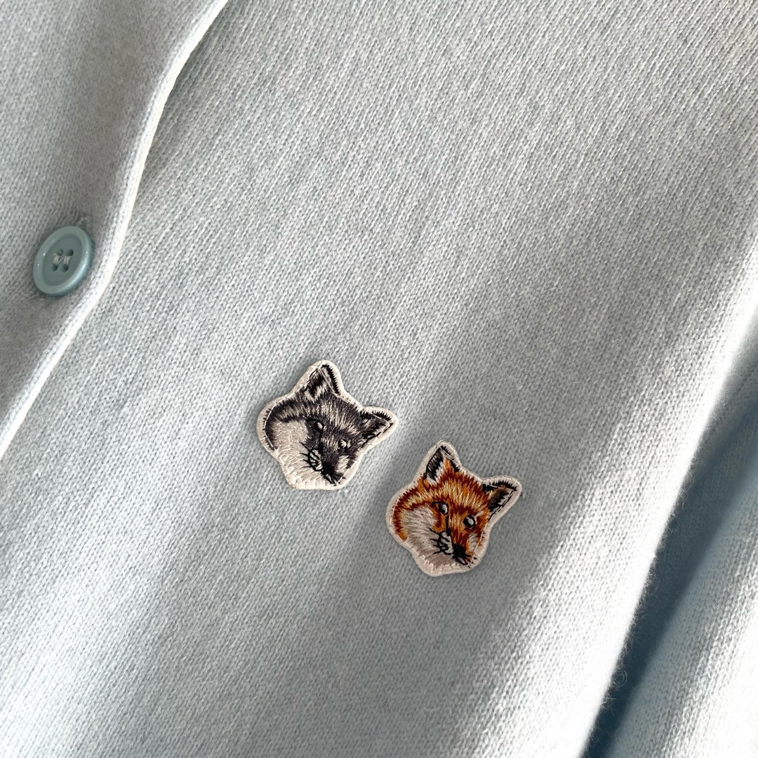 双老虎头实物图秋冬新品女士开衫双头狐狸针织衫毛衣开衫颜色：白色、天兰、绿色、玫红、灰色、驼色、黑色、粉色