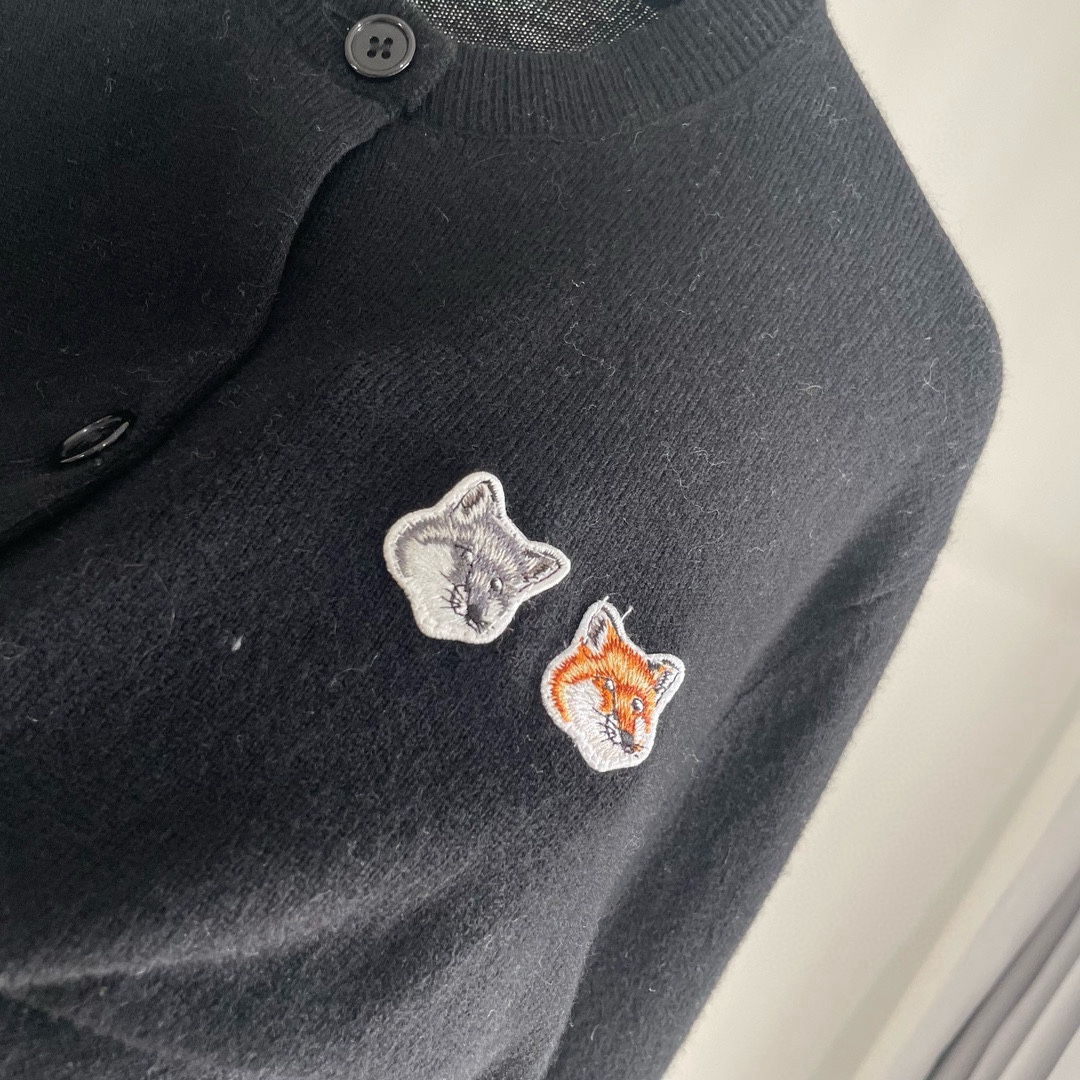 双老虎头实物图秋冬新品女士开衫双头狐狸针织衫毛衣开衫颜色：白色、天兰、绿色、玫红、灰色、驼色、黑色、粉色