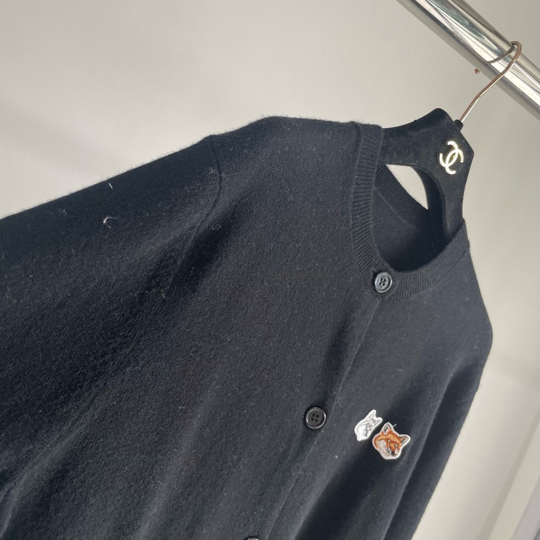 双老虎头实物图秋冬新品女士开衫双头狐狸针织衫毛衣开衫颜色：白色、天兰、绿色、玫红、灰色、驼色、黑色、粉色