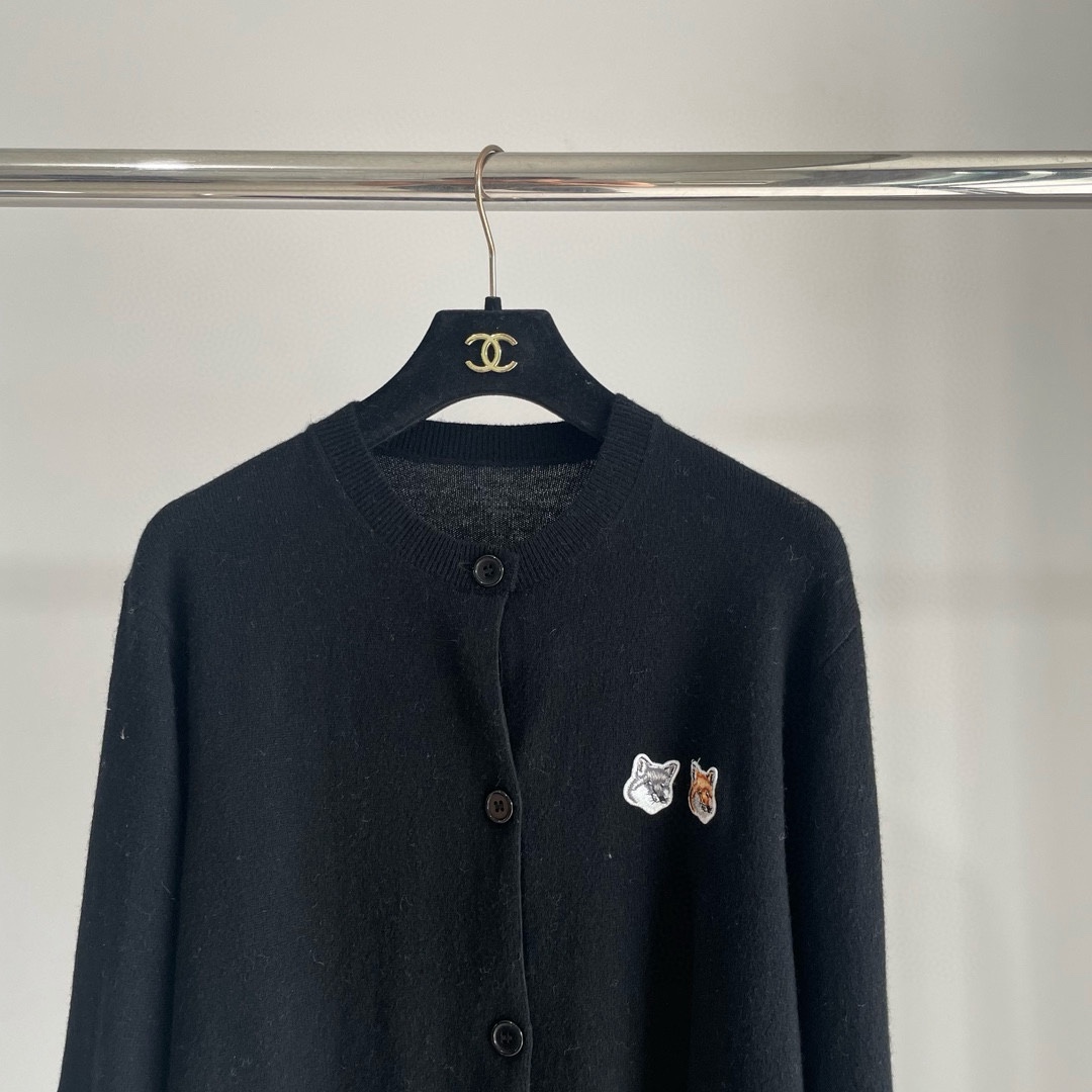 双老虎头实物图秋冬新品女士开衫双头狐狸针织衫毛衣开衫颜色：白色、天兰、绿色、玫红、灰色、驼色、黑色、粉色