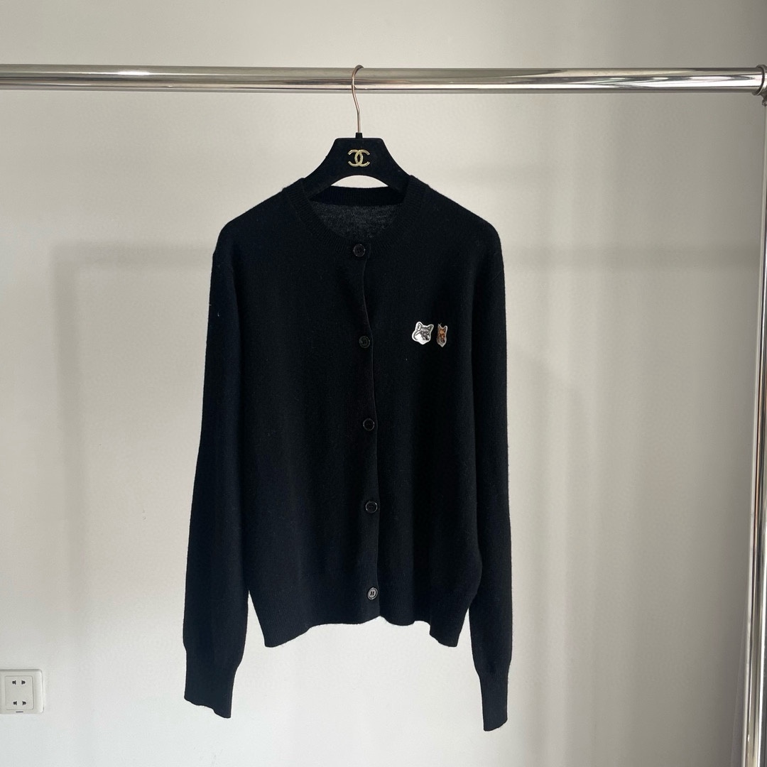 双老虎头实物图秋冬新品女士开衫双头狐狸针织衫毛衣开衫颜色：白色、天兰、绿色、玫红、灰色、驼色、黑色、粉色