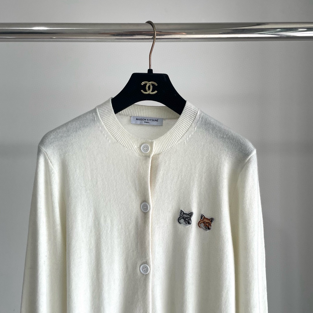 双老虎头实物图秋冬新品女士开衫双头狐狸针织衫毛衣开衫颜色：白色、天兰、绿色、玫红、灰色、驼色、黑色、粉色