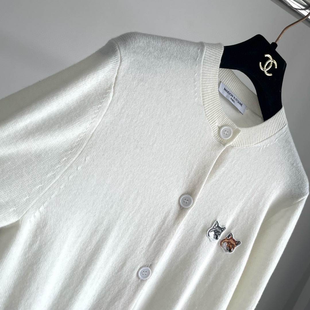 双老虎头实物图秋冬新品女士开衫双头狐狸针织衫毛衣开衫颜色：白色、天兰、绿色、玫红、灰色、驼色、黑色、粉色