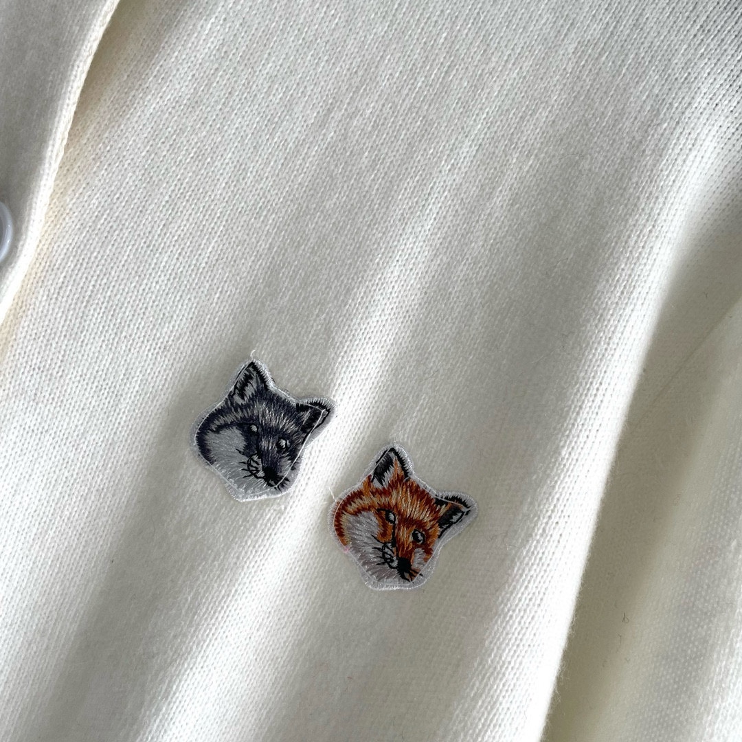 双老虎头实物图秋冬新品女士开衫双头狐狸针织衫毛衣开衫颜色：白色、天兰、绿色、玫红、灰色、驼色、黑色、粉色