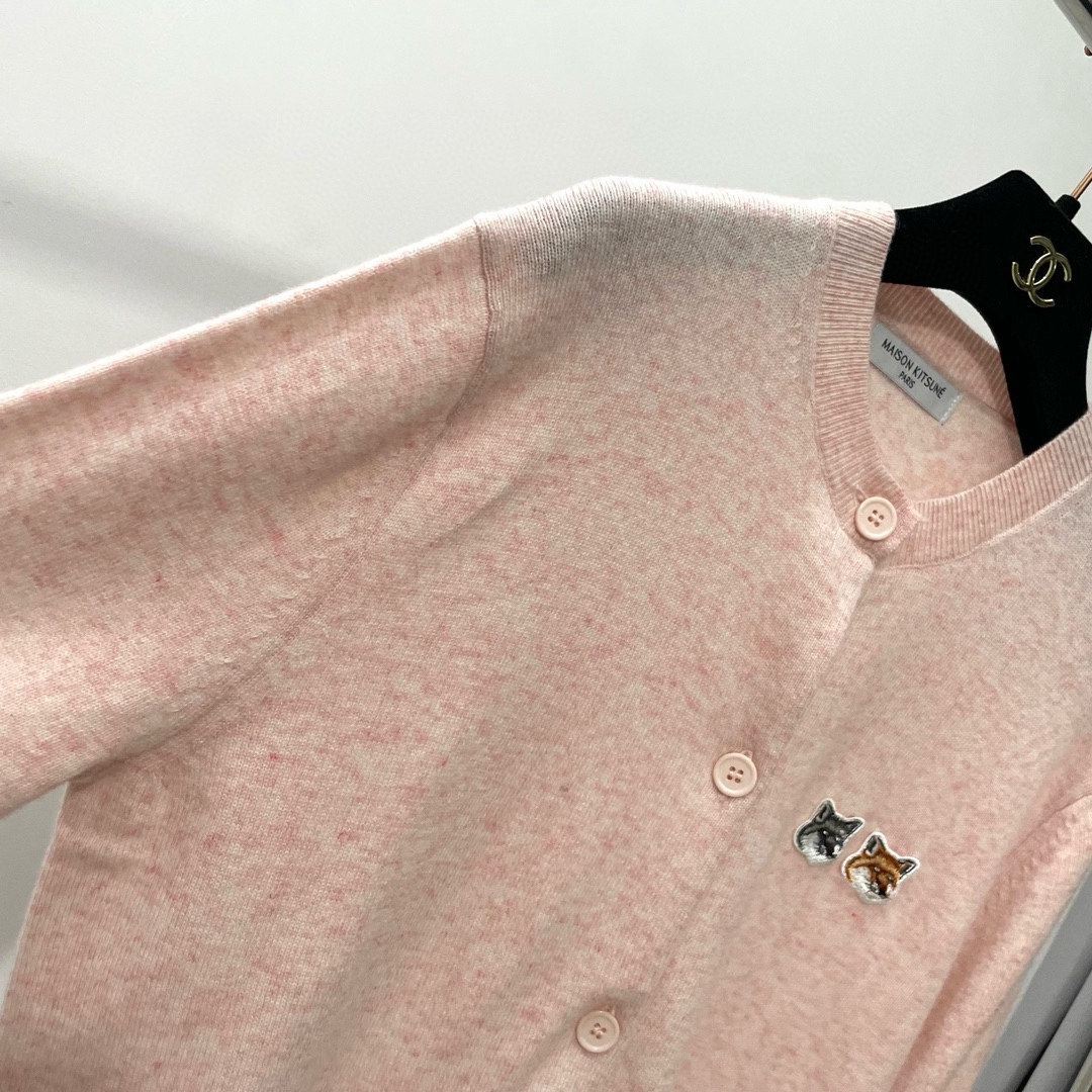 双老虎头实物图秋冬新品女士开衫双头狐狸针织衫毛衣开衫颜色：白色、天兰、绿色、玫红、灰色、驼色、黑色、粉色