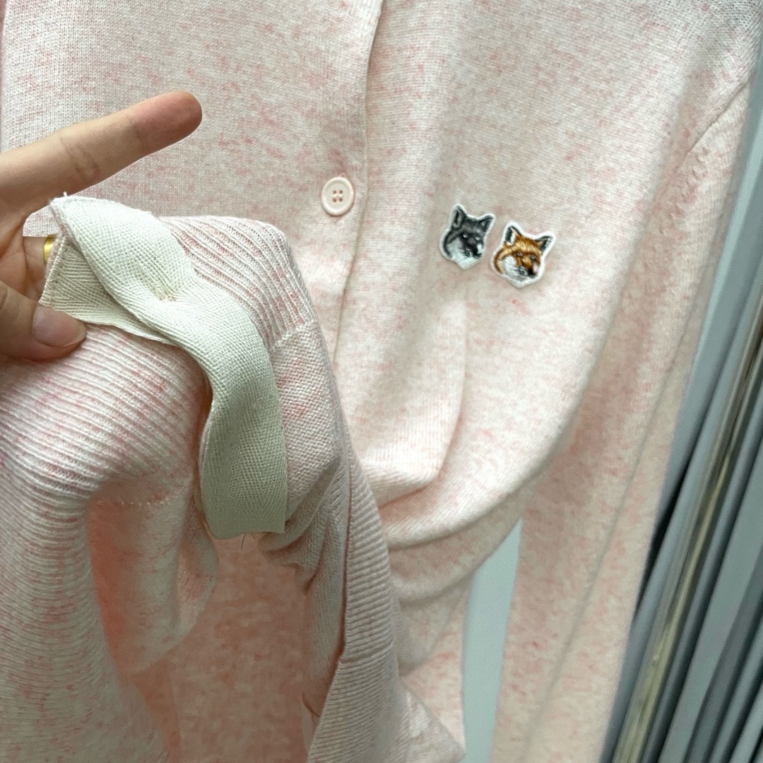 双老虎头实物图秋冬新品女士开衫双头狐狸针织衫毛衣开衫颜色：白色、天兰、绿色、玫红、灰色、驼色、黑色、粉色