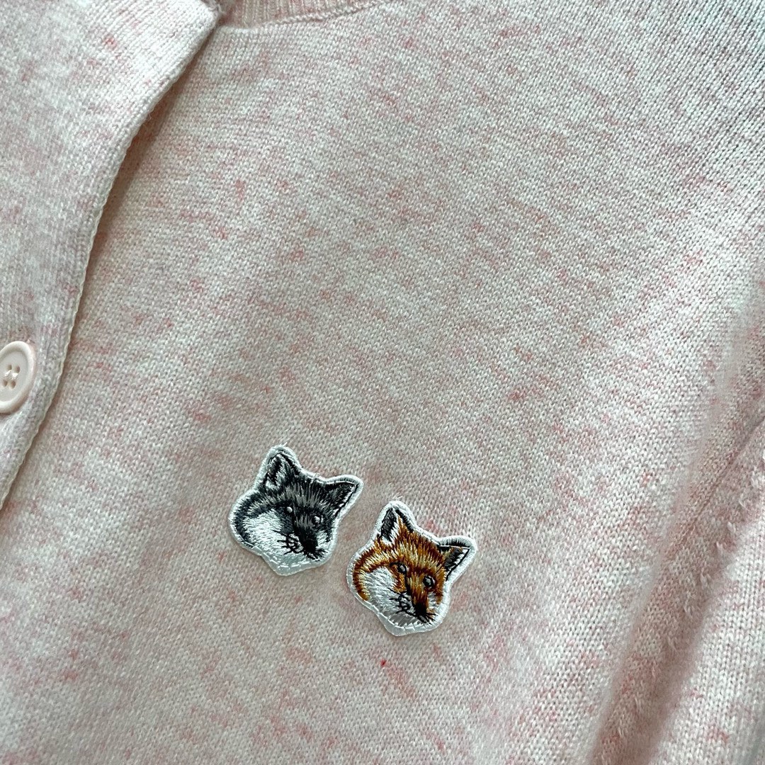 双老虎头实物图秋冬新品女士开衫双头狐狸针织衫毛衣开衫颜色：白色、天兰、绿色、玫红、灰色、驼色、黑色、粉色