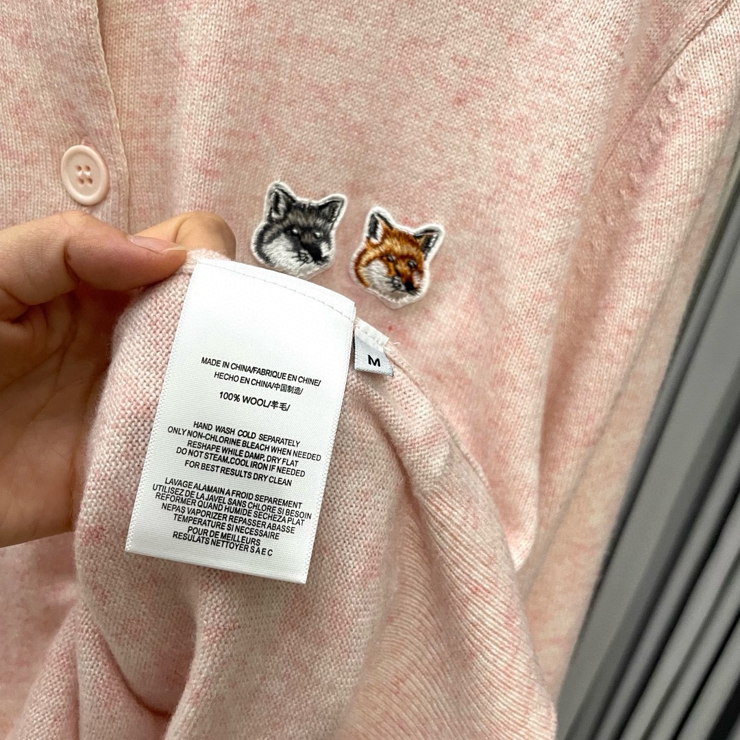 双老虎头实物图秋冬新品女士开衫双头狐狸针织衫毛衣开衫颜色：白色、天兰、绿色、玫红、灰色、驼色、黑色、粉色