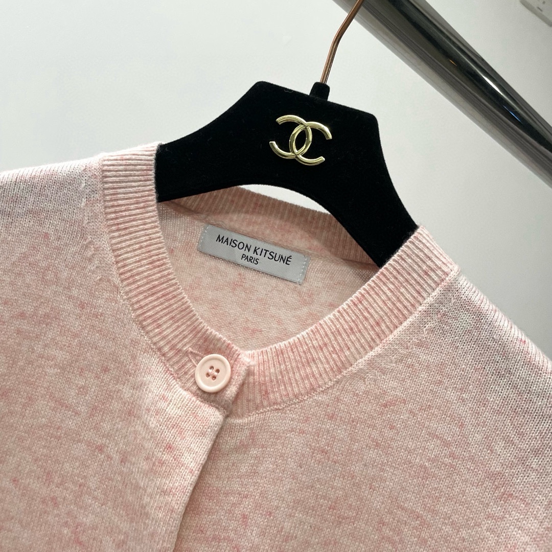 双老虎头实物图秋冬新品女士开衫双头狐狸针织衫毛衣开衫颜色：白色、天兰、绿色、玫红、灰色、驼色、黑色、粉色