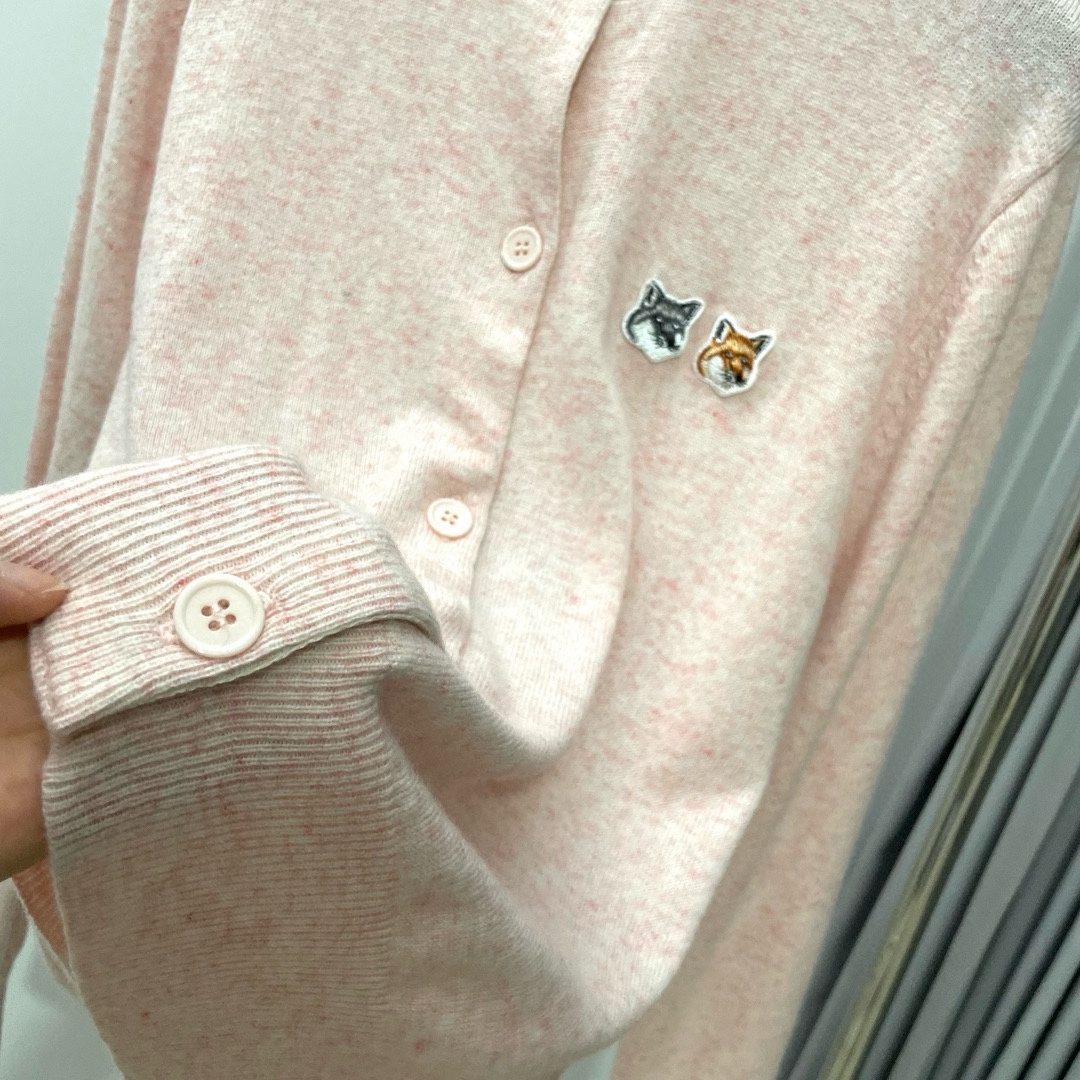 双老虎头实物图秋冬新品女士开衫双头狐狸针织衫毛衣开衫颜色：白色、天兰、绿色、玫红、灰色、驼色、黑色、粉色