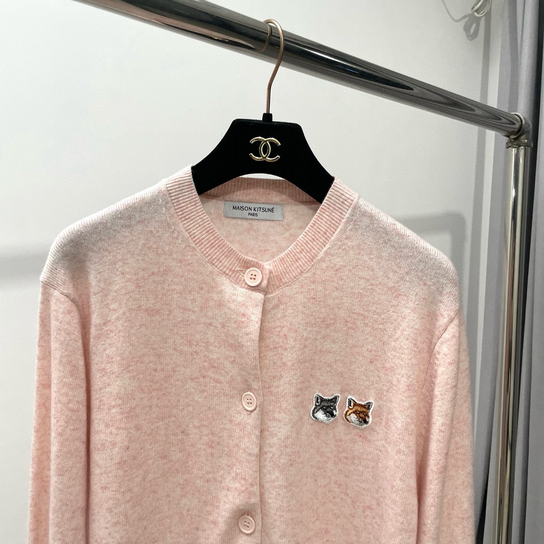 双老虎头实物图秋冬新品女士开衫双头狐狸针织衫毛衣开衫颜色：白色、天兰、绿色、玫红、灰色、驼色、黑色、粉色