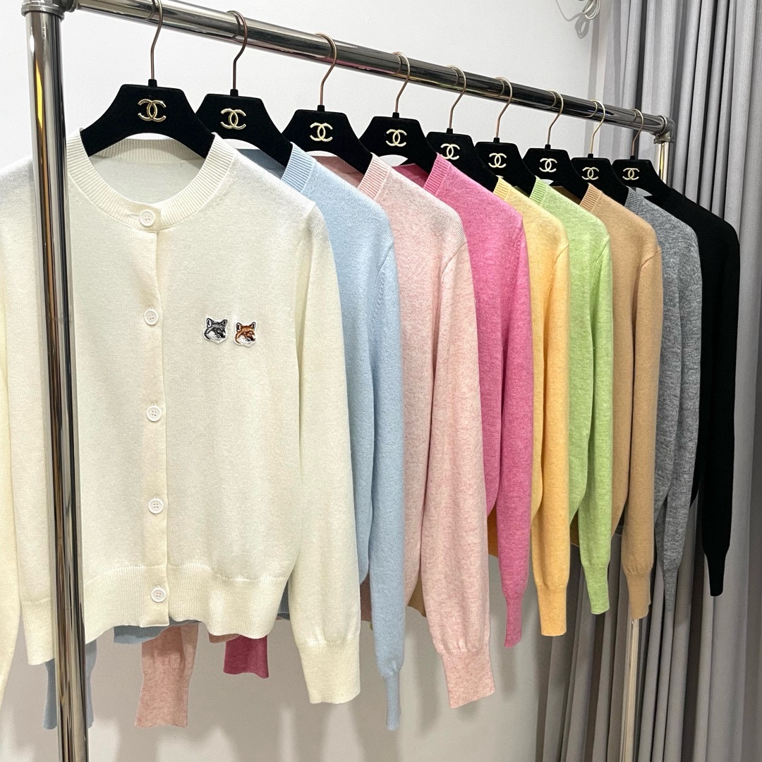 双老虎头实物图秋冬新品女士开衫双头狐狸针织衫毛衣开衫颜色：白色、天兰、绿色、玫红、灰色、驼色、黑色、粉色