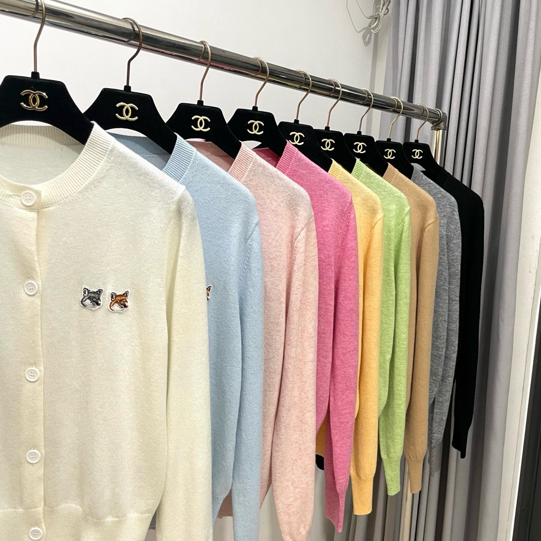 双老虎头实物图秋冬新品女士开衫双头狐狸针织衫毛衣开衫颜色：白色、天兰、绿色、玫红、灰色、驼色、黑色、粉色