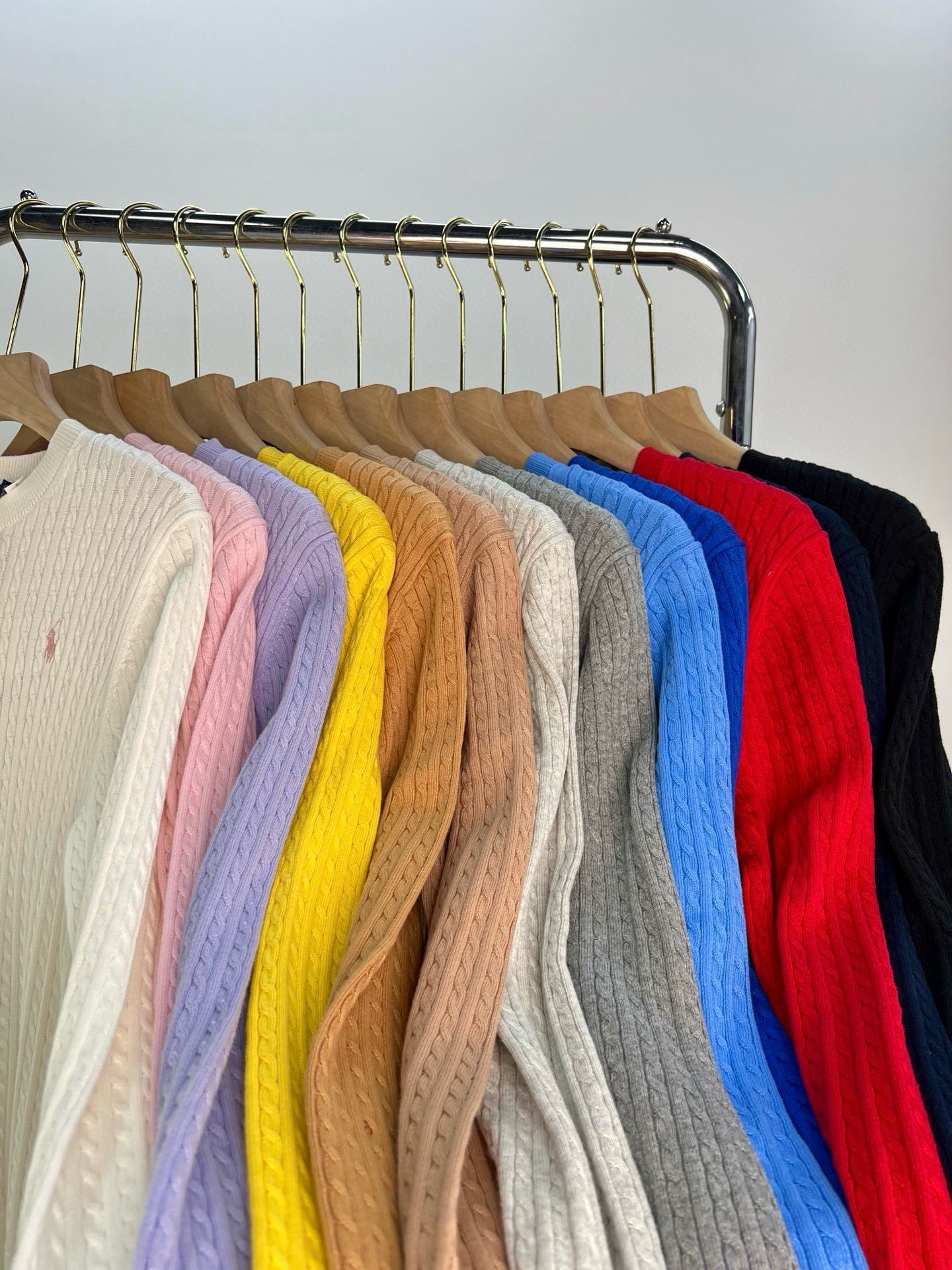 P家：女款圆领纯棉小麻花开衫，绞花细麻花设计+小马标，永不过时，每年都流行的爆款小开衫颜色：白色（黑标、