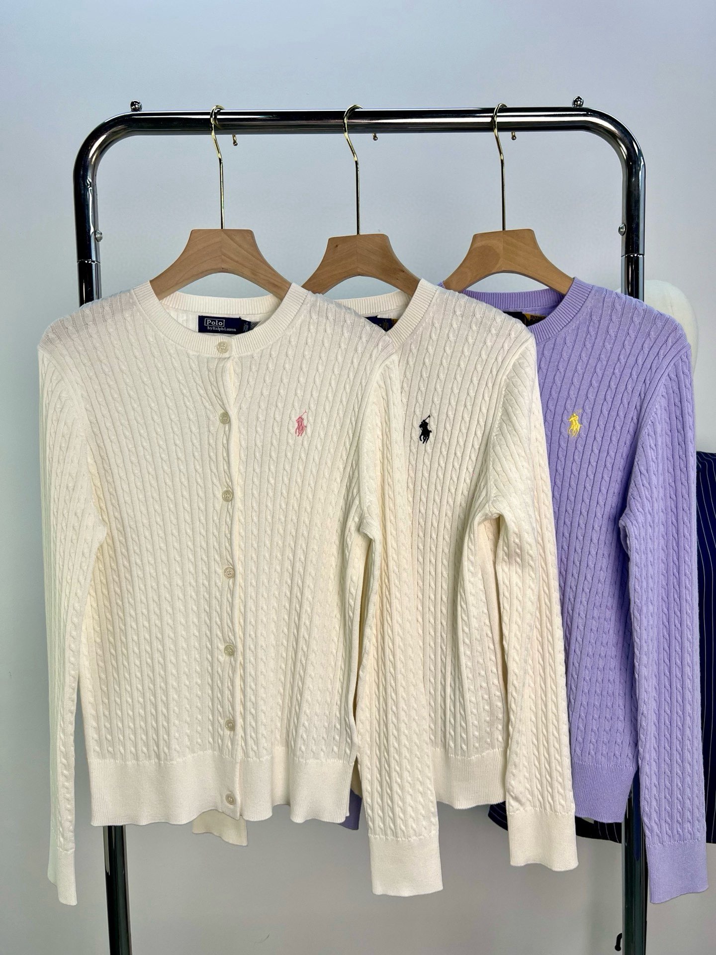 P家：女款圆领纯棉小麻花开衫，绞花细麻花设计+小马标，永不过时，每年都流行的爆款小开衫颜色：白色（黑标、