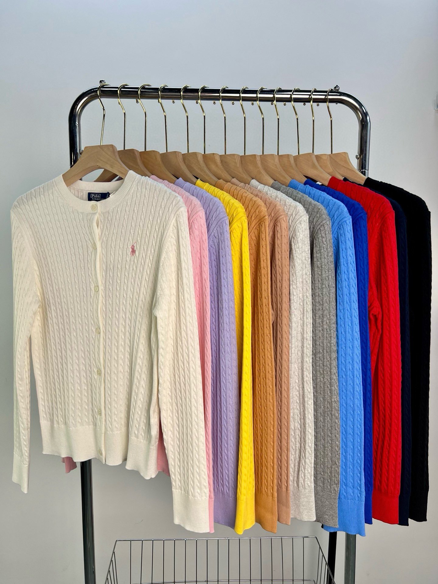 P家：女款圆领纯棉小麻花开衫，绞花细麻花设计+小马标，永不过时，每年都流行的爆款小开衫颜色：白色（黑标、