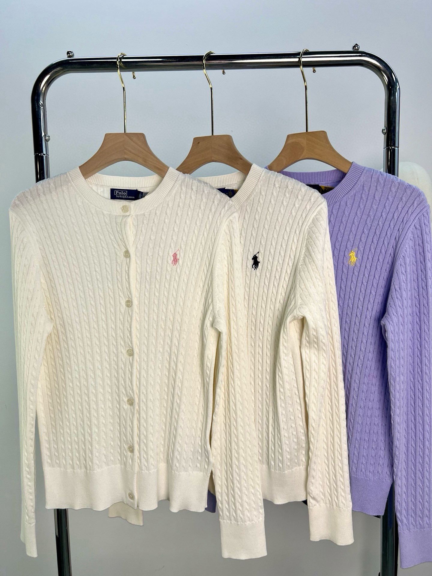 P家：女款圆领纯棉小麻花开衫，绞花细麻花设计+小马标，永不过时，每年都流行的爆款小开衫颜色：白色（黑标、