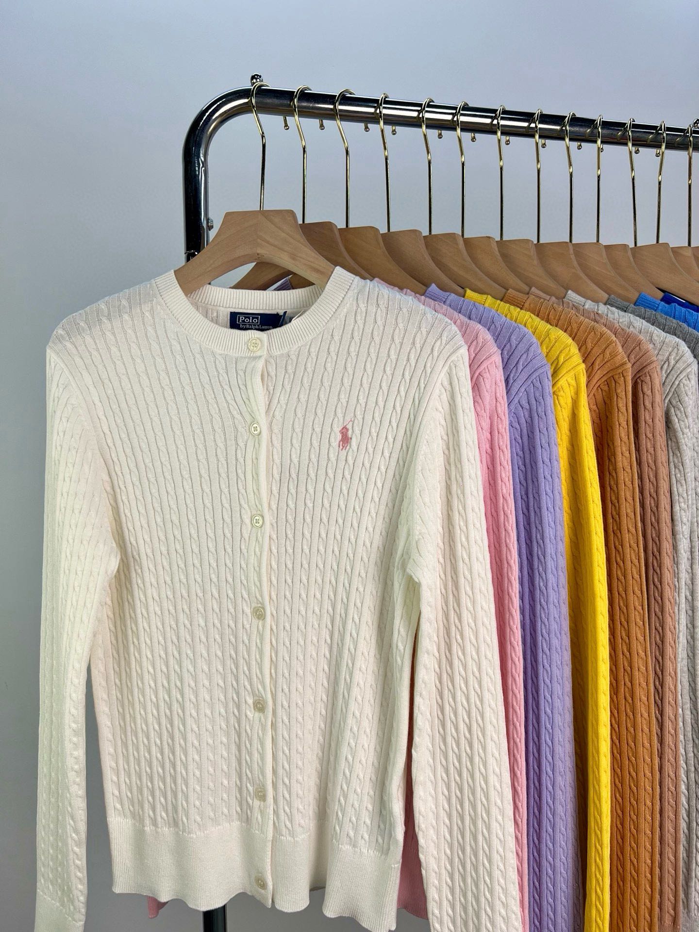 P家：女款圆领纯棉小麻花开衫，绞花细麻花设计+小马标，永不过时，每年都流行的爆款小开衫颜色：白色（黑标、