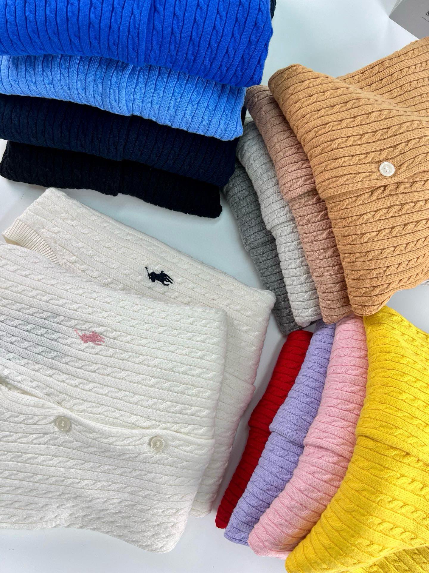 P家：女款圆领纯棉小麻花开衫，绞花细麻花设计+小马标，永不过时，每年都流行的爆款小开衫颜色：白色（黑标、