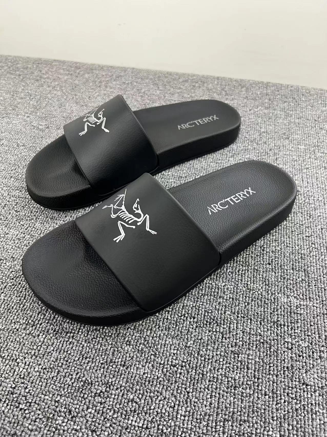 Trendy Couple Slippers with Multiple Size Options for Comfort and Style. - 图片 4