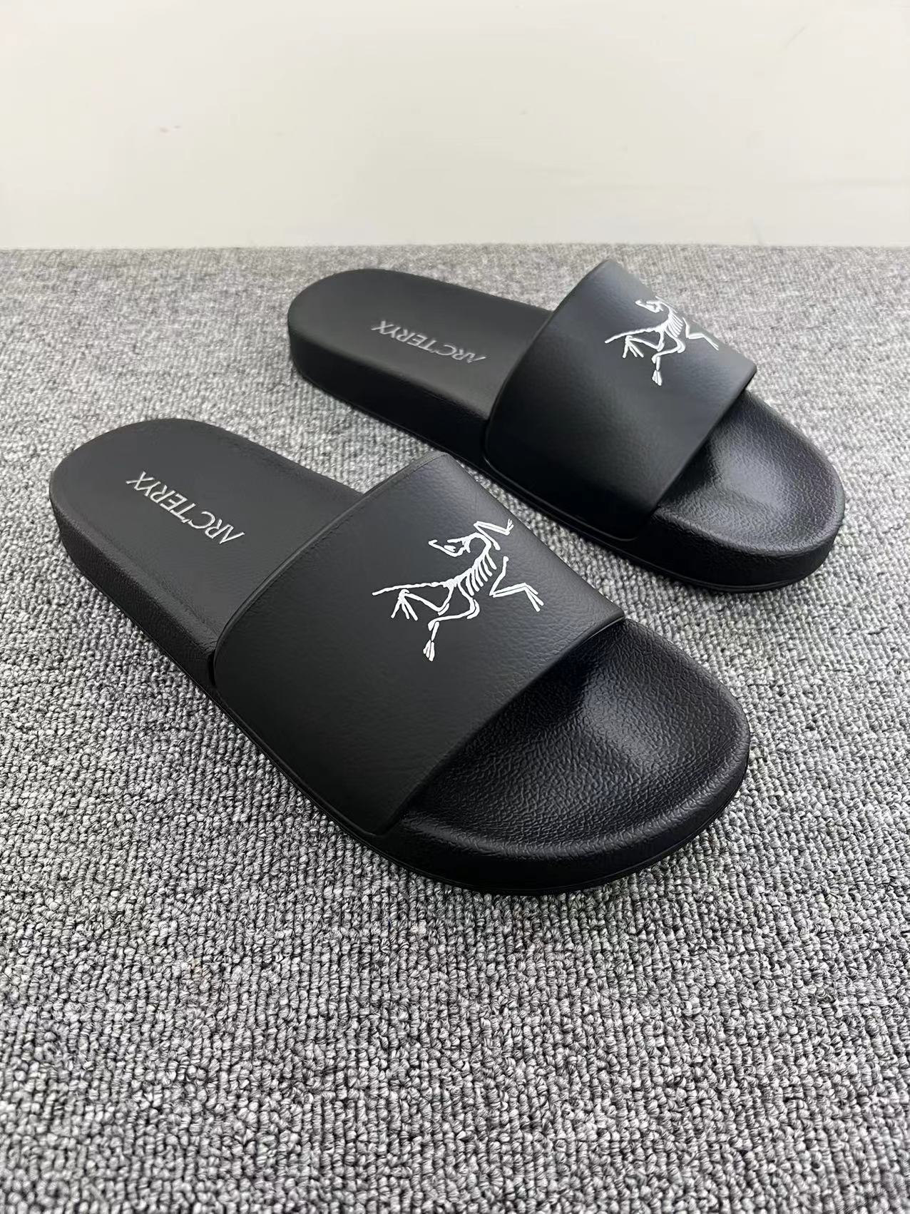 Trendy Couple Slippers with Multiple Size Options for Comfort and Style. - 图片 3