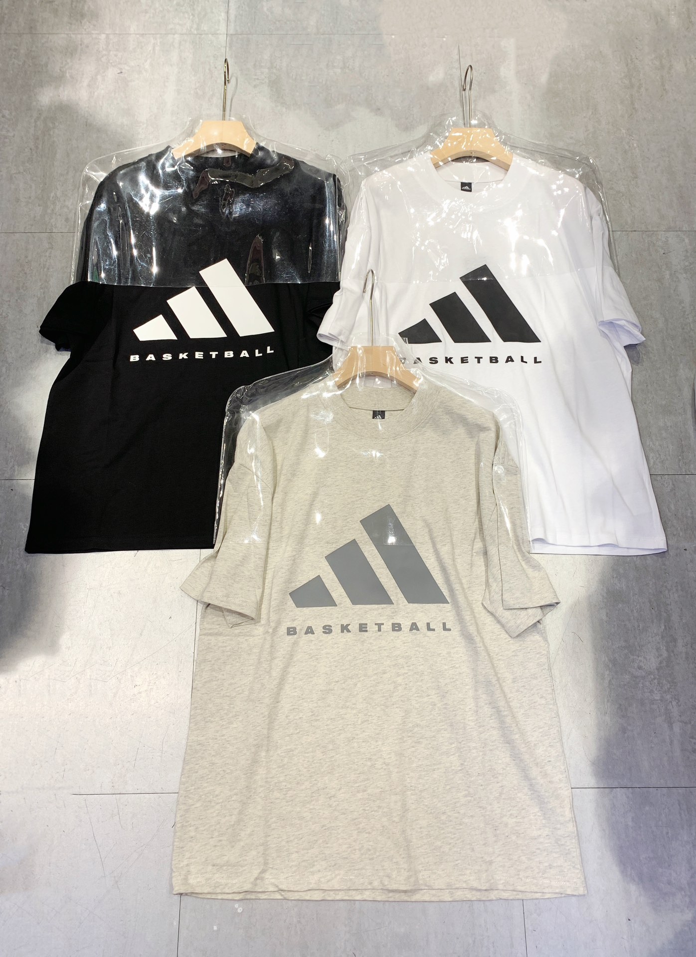 Adidas阿迪达斯BASKETBA联名限定款T恤颜色:黑色 白色 灰色Size:S M L