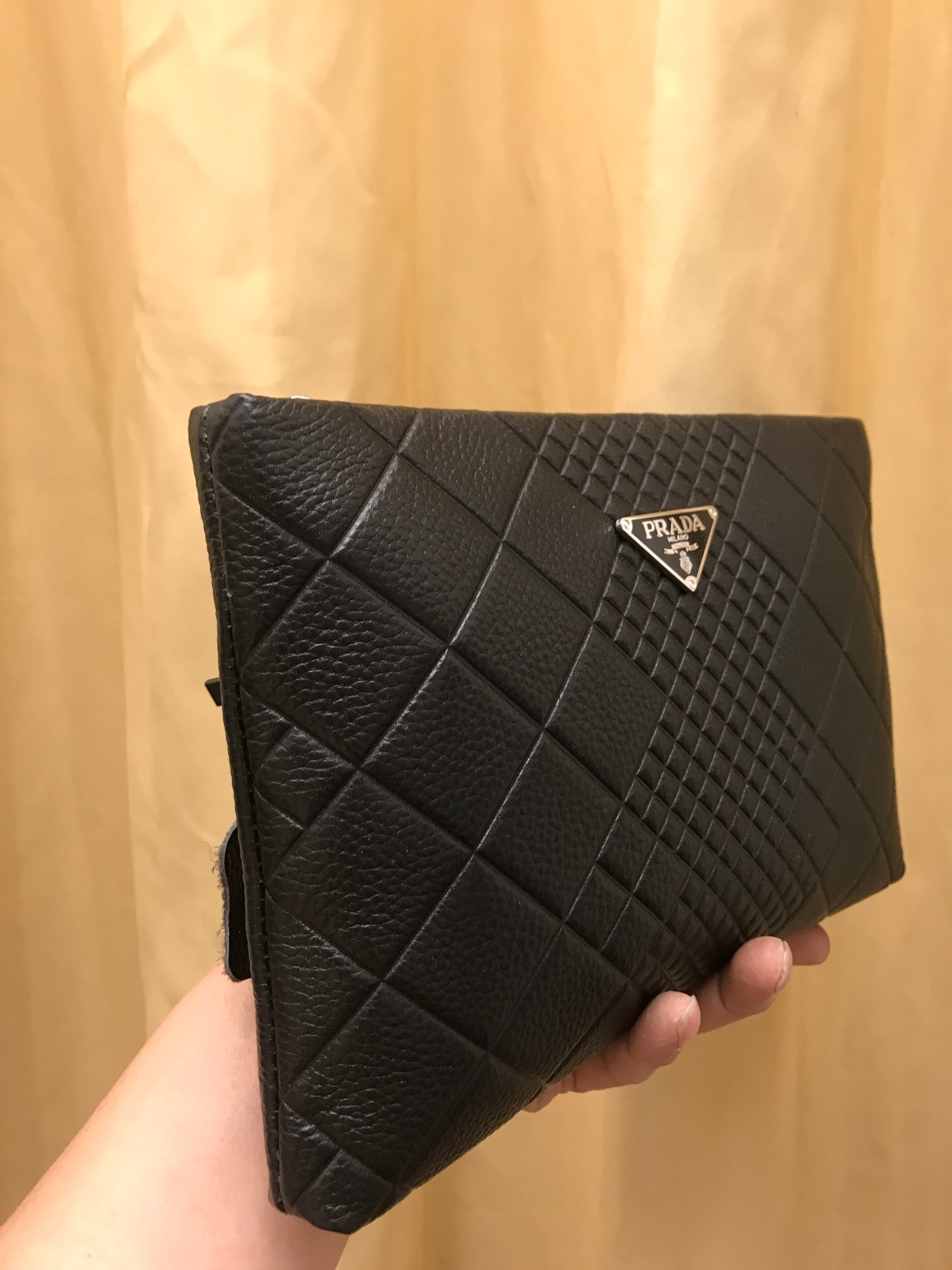 最新最新，绝对最新👏👏👏2026年普家独家手包春季新款上市。本款采用进口头层荔枝纹牛皮压花，内有一个拉链格和6个卡槽，后