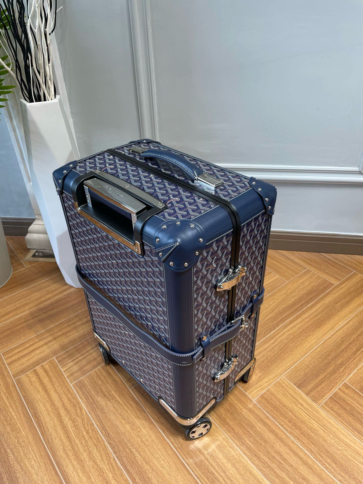 Goyard Top-Class Traveler’s Boarding Box: Handmade Luxury in Classic Heritage - 图片 3