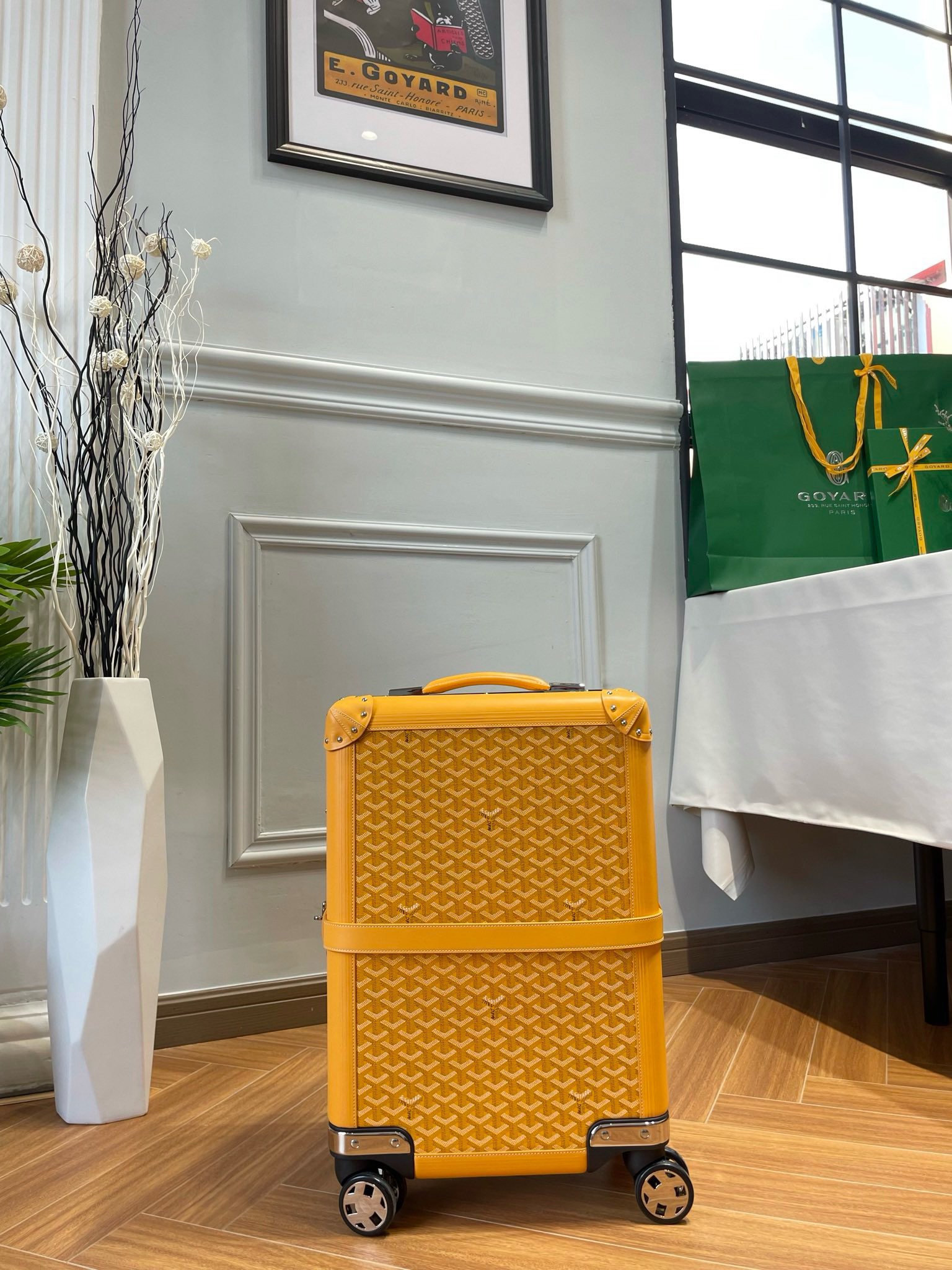 Goya Goyard Luxury Traveler’s Boarding Box: Handmade Excellence in Classic Design - 图片 1