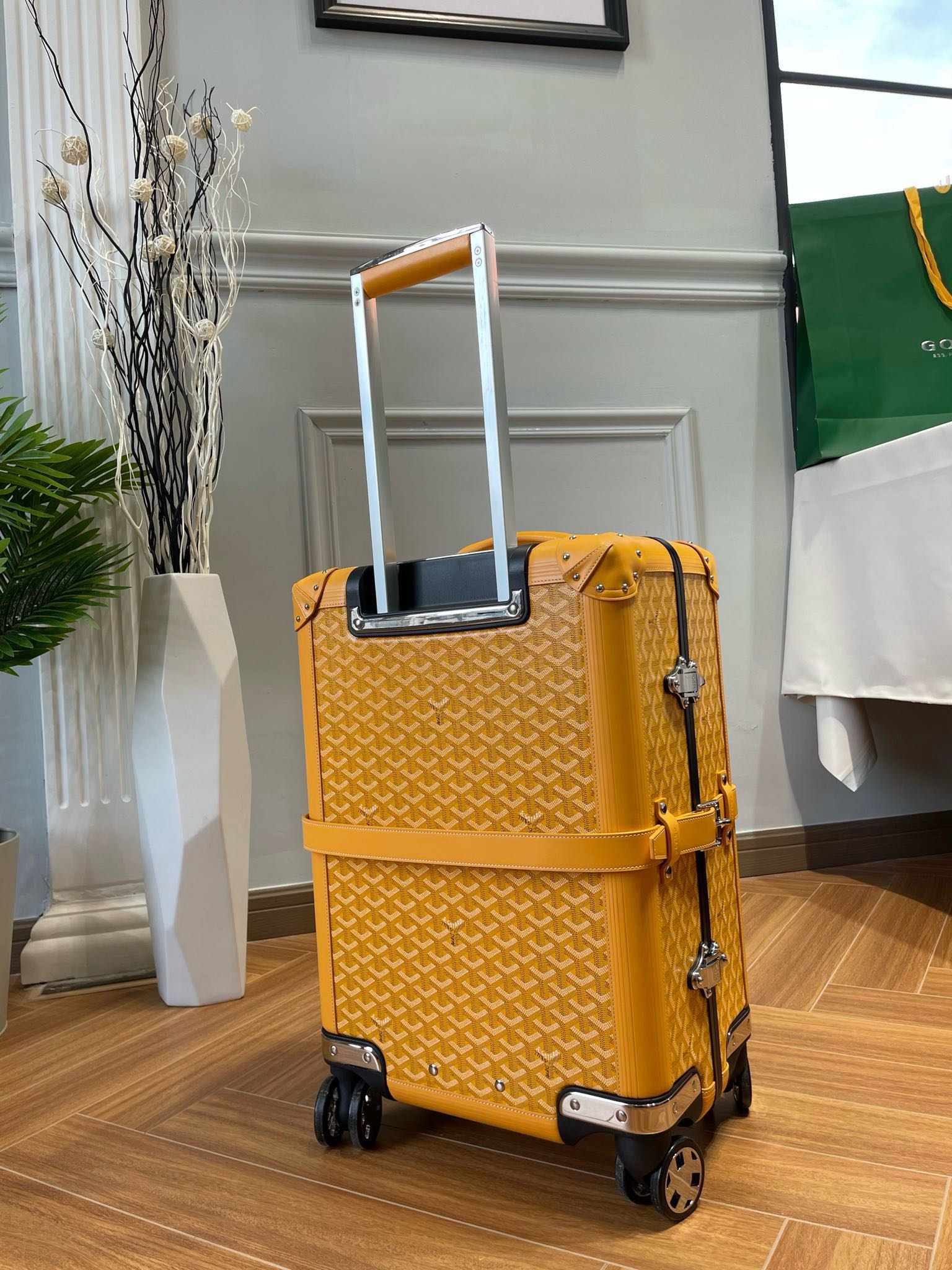 Goya Goyard Luxury Traveler’s Boarding Box: Handmade Excellence in Classic Design - 图片 2