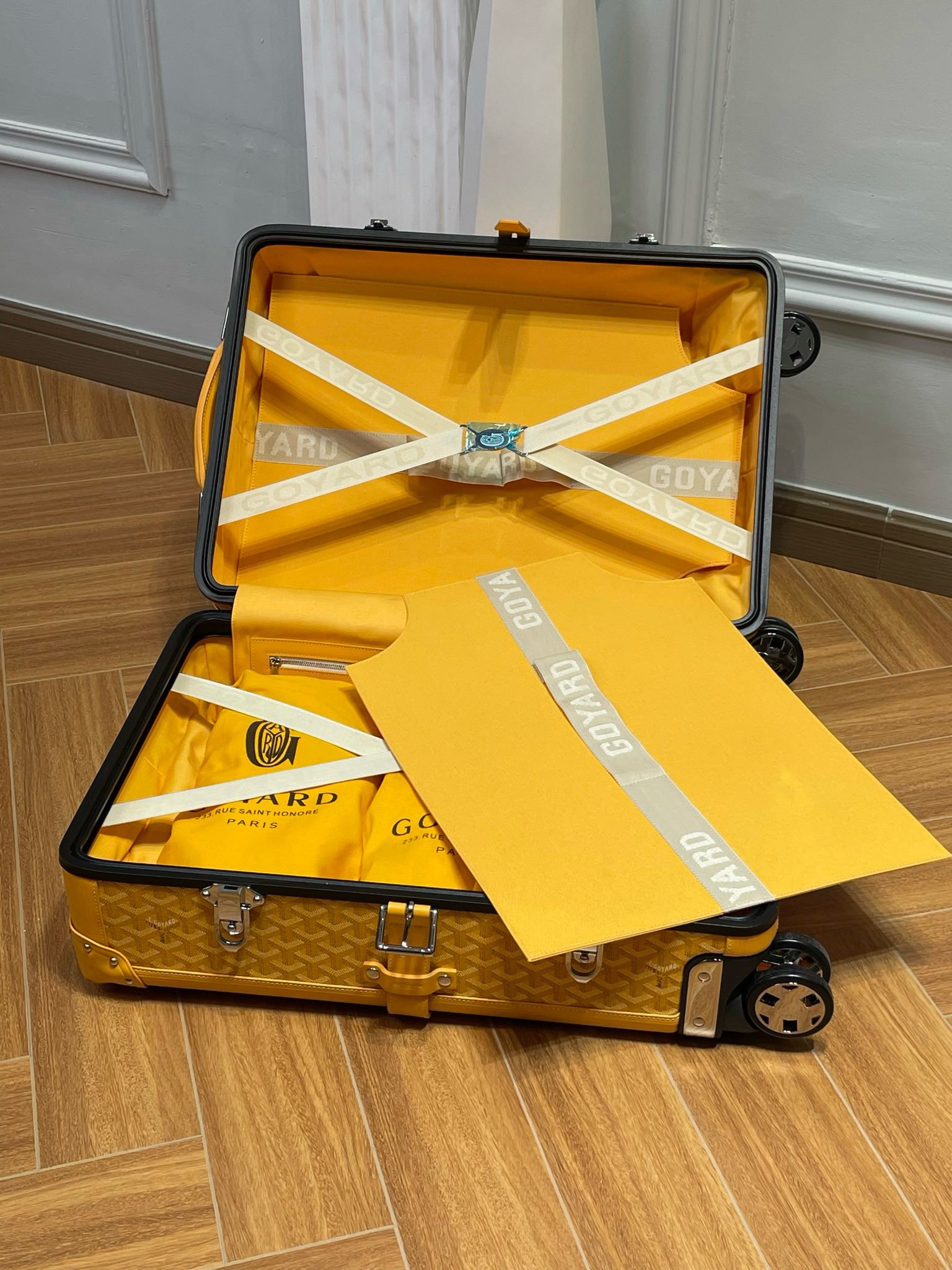 Goya Goyard Luxury Traveler’s Boarding Box: Handmade Excellence in Classic Design - 图片 7
