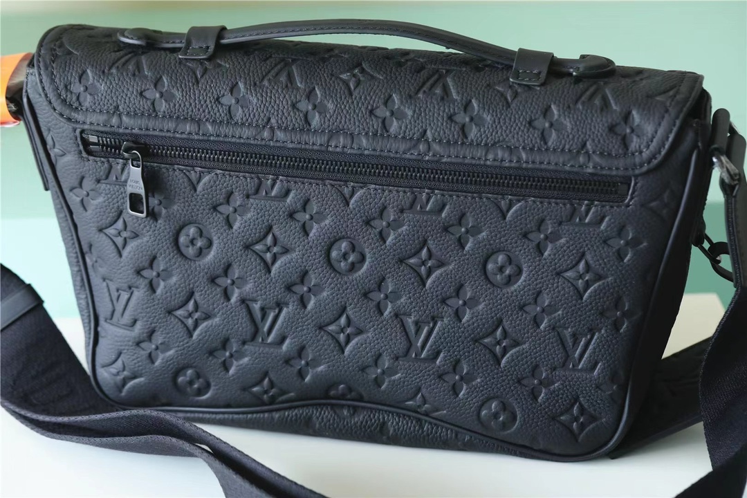 The bag is equipped with multiple pockets and compartments for easy - Bag 2