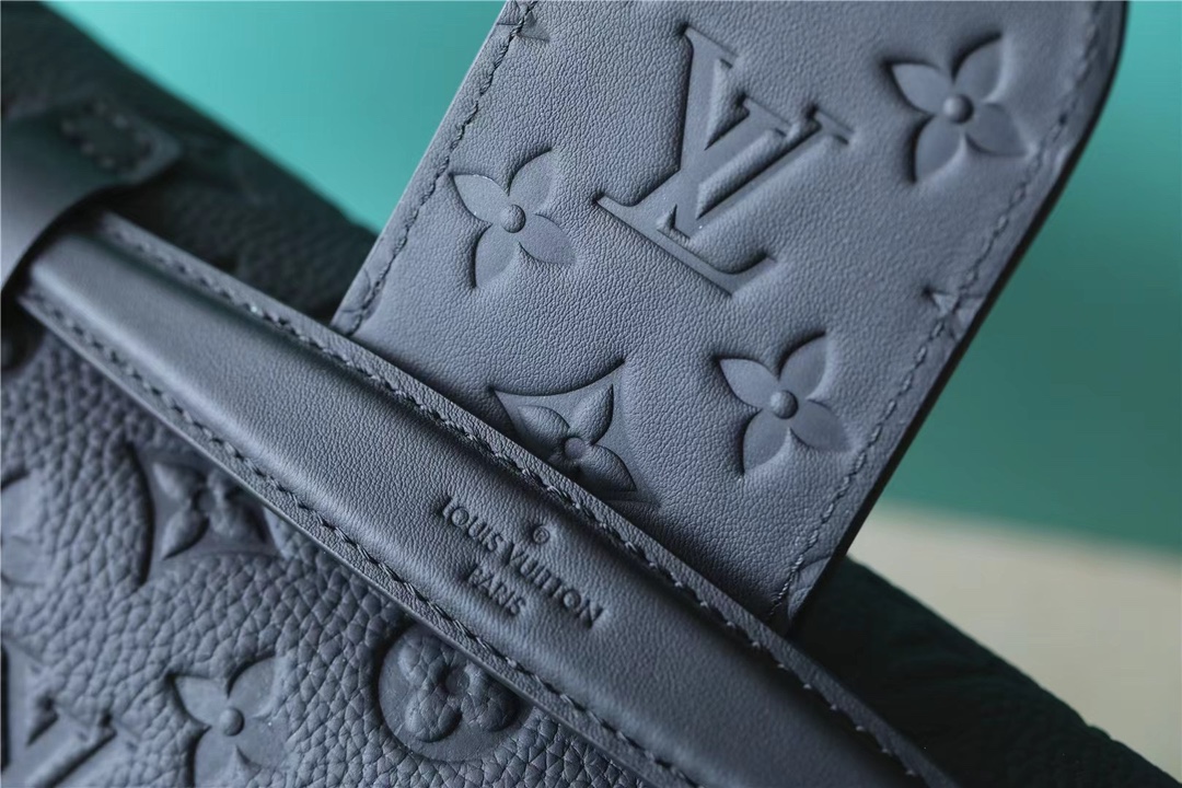 The bag is equipped with multiple pockets and compartments for easy - Bag 5