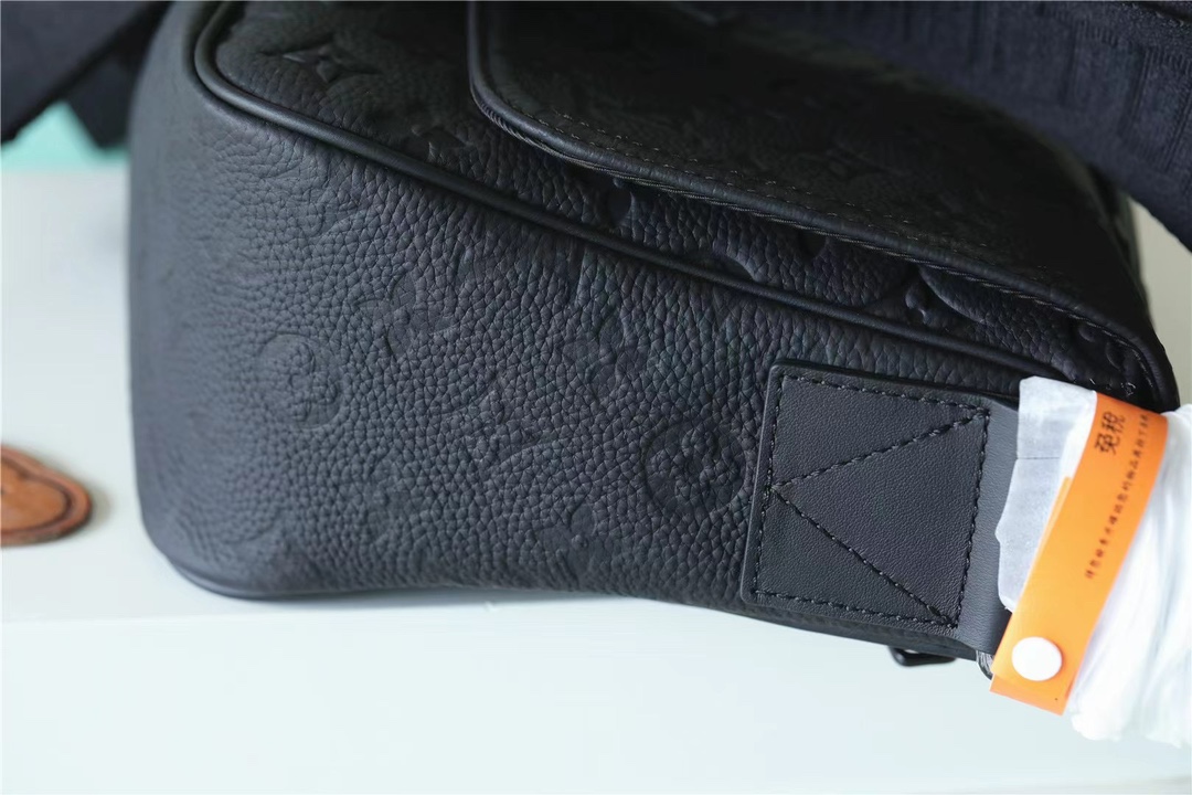 The bag is equipped with multiple pockets and compartments for easy - Bag 4