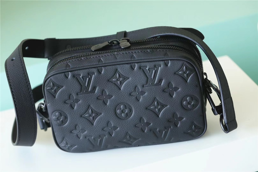 Its spacious interior features a zipped compartment and a front flat - Bag 2