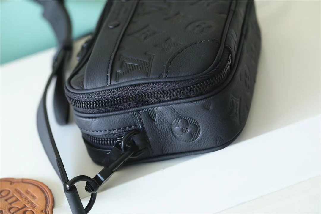 Its spacious interior features a zipped compartment and a front flat - Bag 5