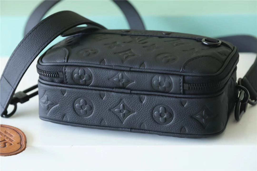 Its spacious interior features a zipped compartment and a front flat - Bag 3