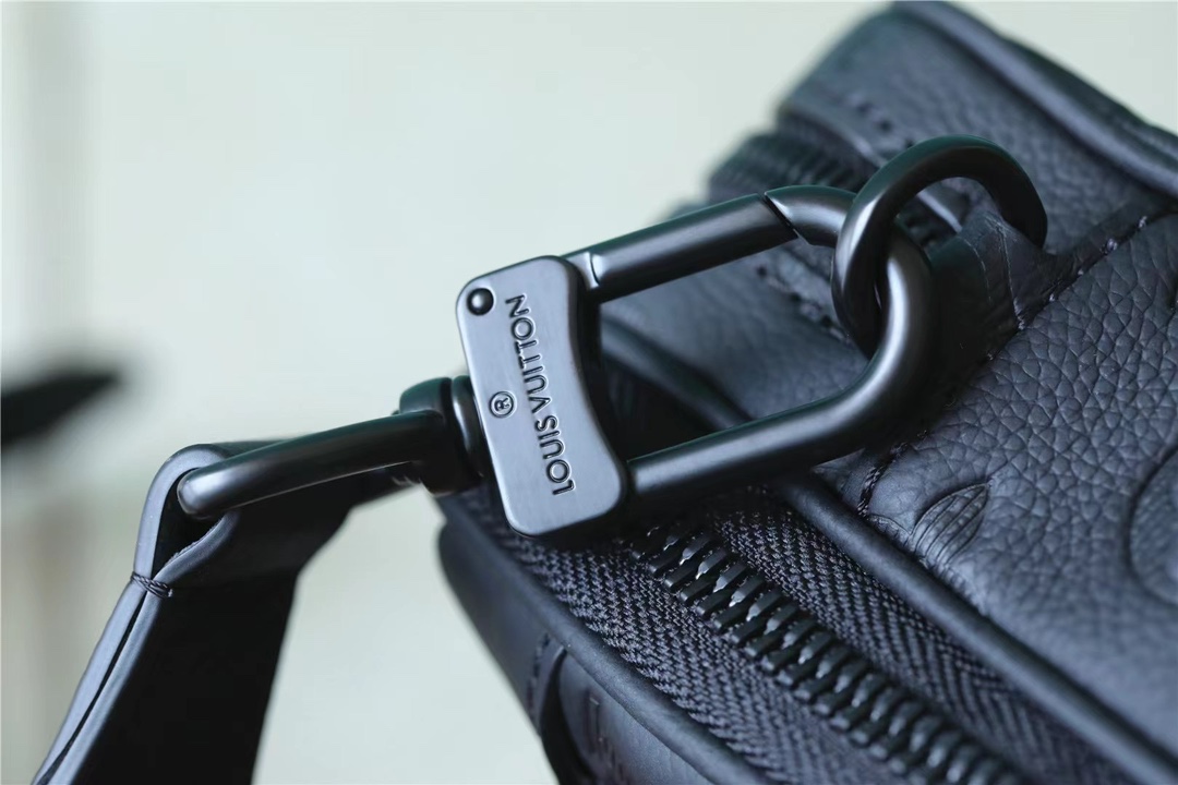 Its spacious interior features a zipped compartment and a front flat - Bag 6