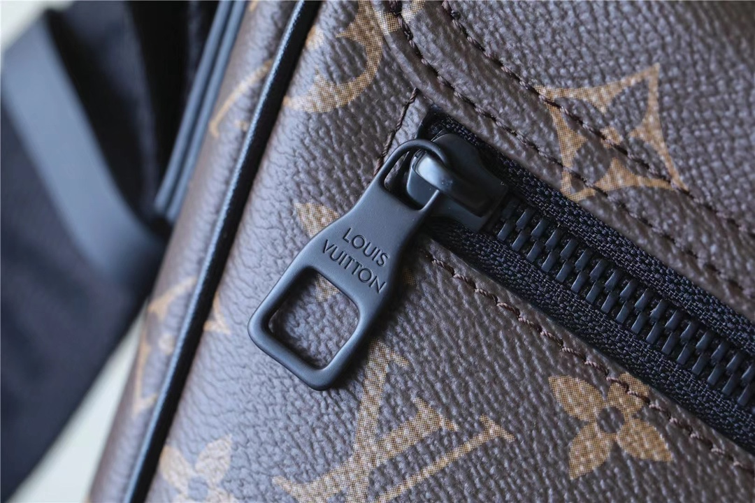 for effortless access to essentials, the bag comes in model M46685 - Bag 7