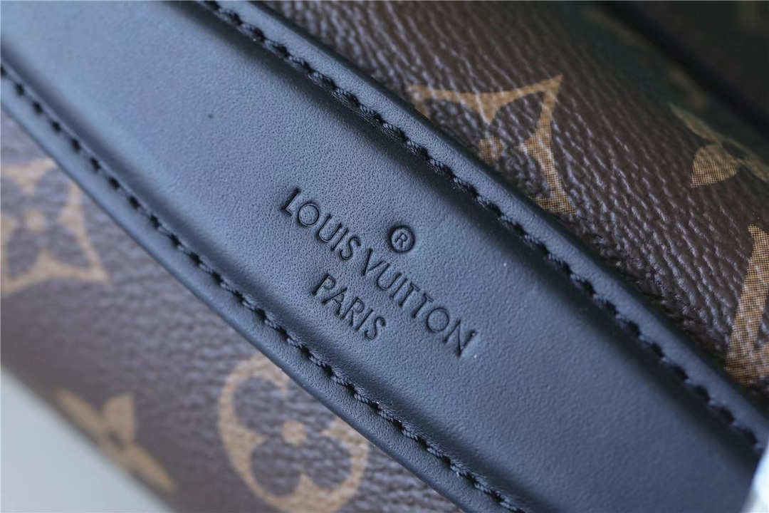 for effortless access to essentials, the bag comes in model M46685 - Bag 6